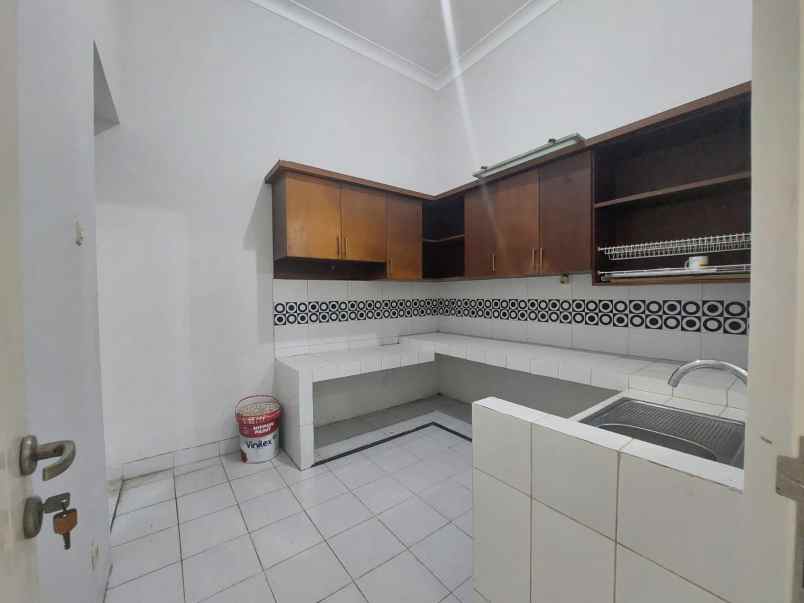 dijual rumah graha santoso