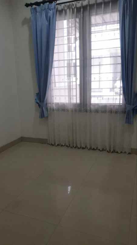 dijual rumah hans regency manyar