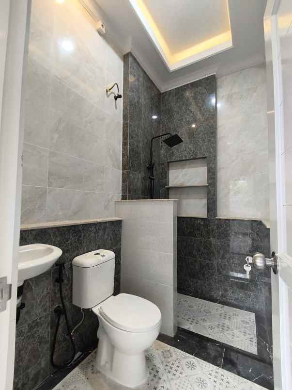 dijual rumah jalan boulevard gdc