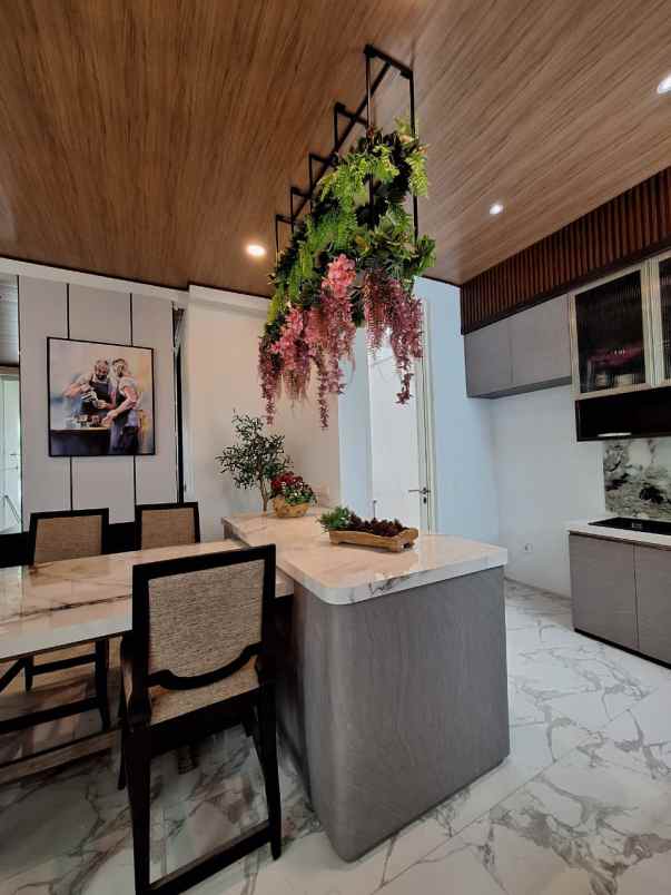 dijual rumah jalan pakuwon indah