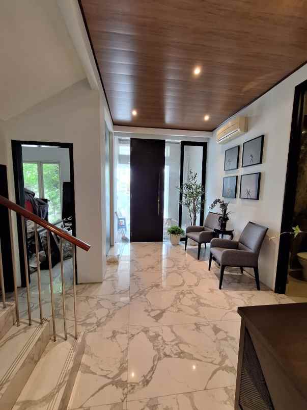 dijual rumah jalan pakuwon indah