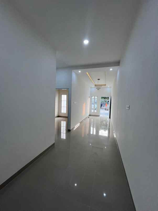 dijual rumah jalan raya benda baru