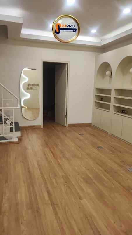 dijual rumah jalan raya boulevard