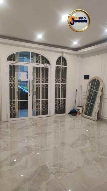 dijual rumah jalan raya boulevard