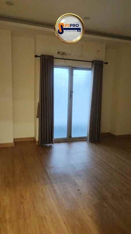 dijual rumah jalan raya boulevard