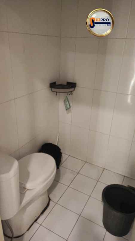 dijual rumah jalan raya boulevard