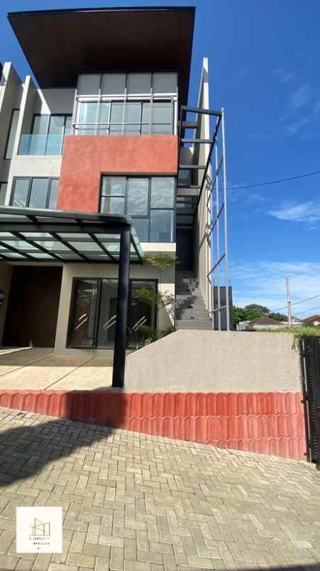 dijual rumah jl cigadung sayap dago