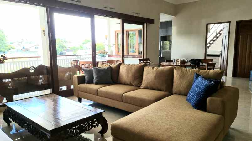 dijual rumah jl gegerkalong