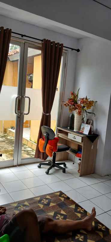 dijual rumah jl h een cilodong depok