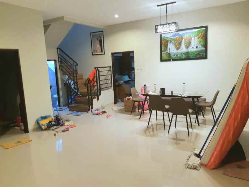 dijual rumah jl komp perum singgasana