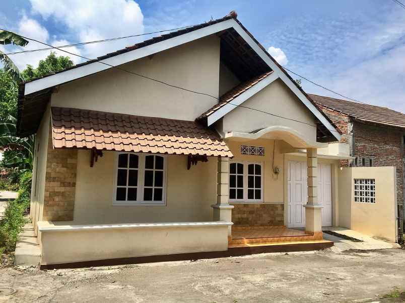 dijual rumah jl pleret km 4
