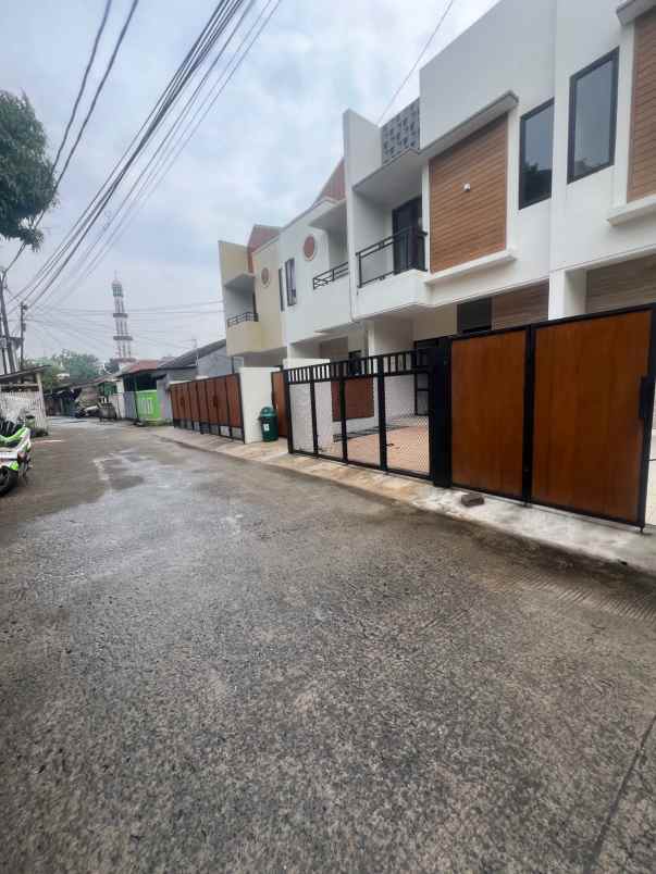 dijual rumah jl raya kodau jatikramat