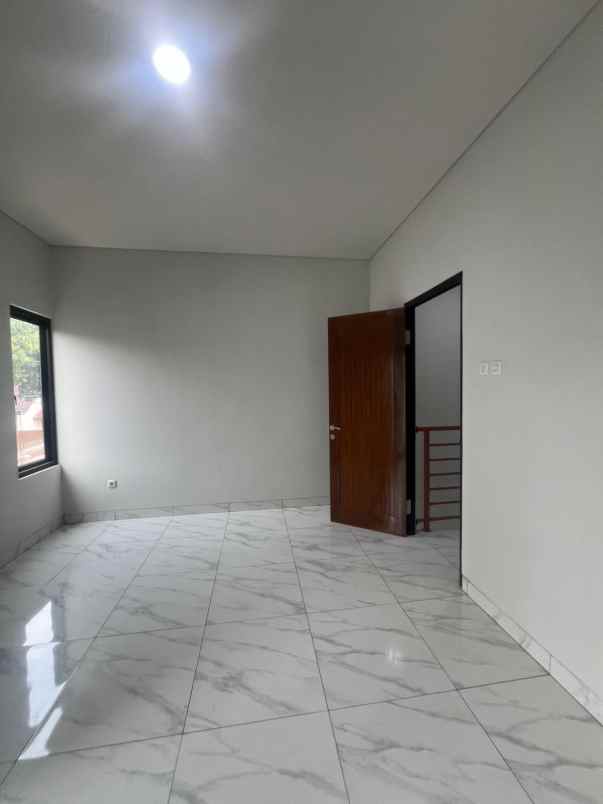 dijual rumah jl raya kodau jatikramat