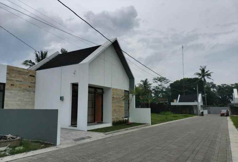 dijual rumah jl raya tajem