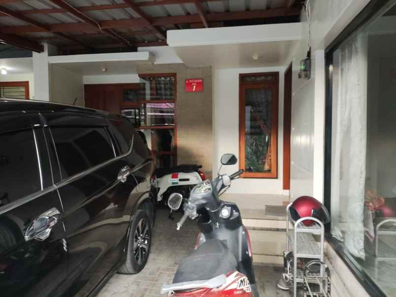 dijual rumah jl sindang sari antapani