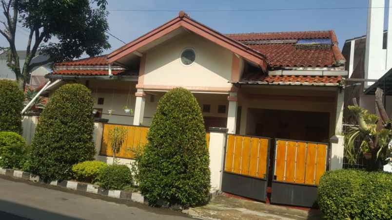 dijual rumah jl taman saturnus