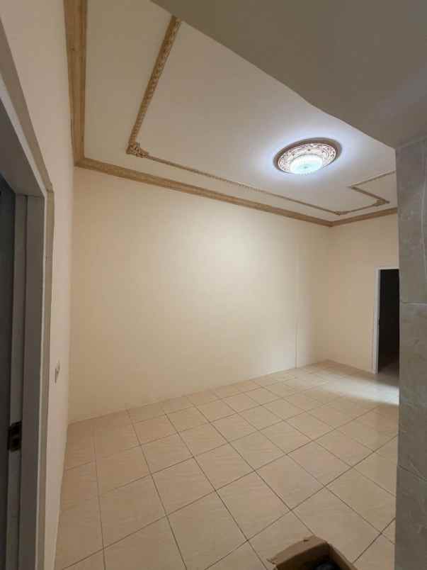 dijual rumah kedinding tengah sekolahan