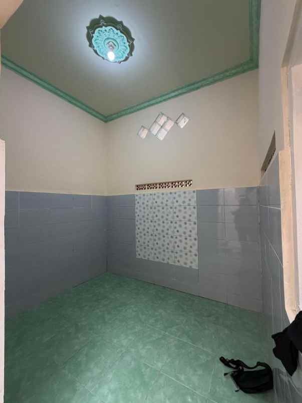 dijual rumah kedinding tengah sekolahan