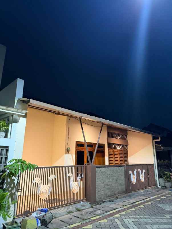 dijual rumah kedinding tengah sekolahan