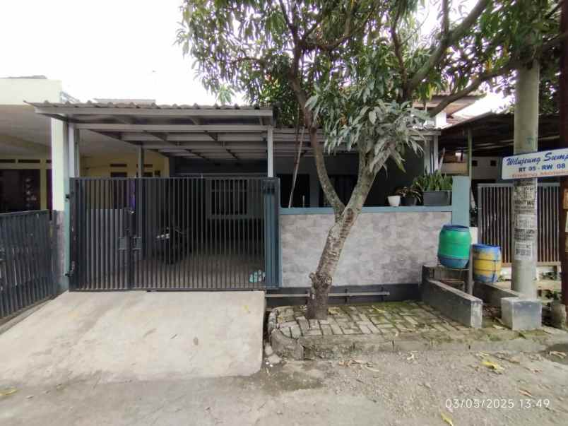 dijual rumah komplek bumi adipura