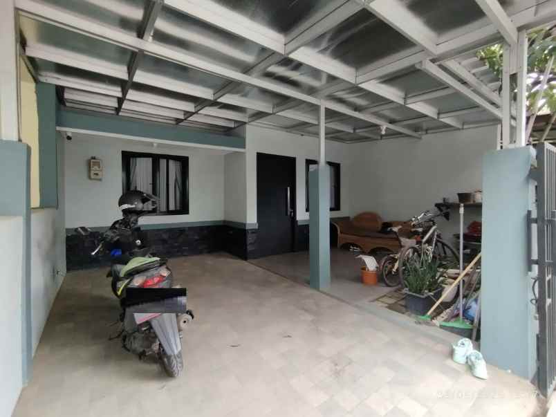 dijual rumah komplek bumi adipura