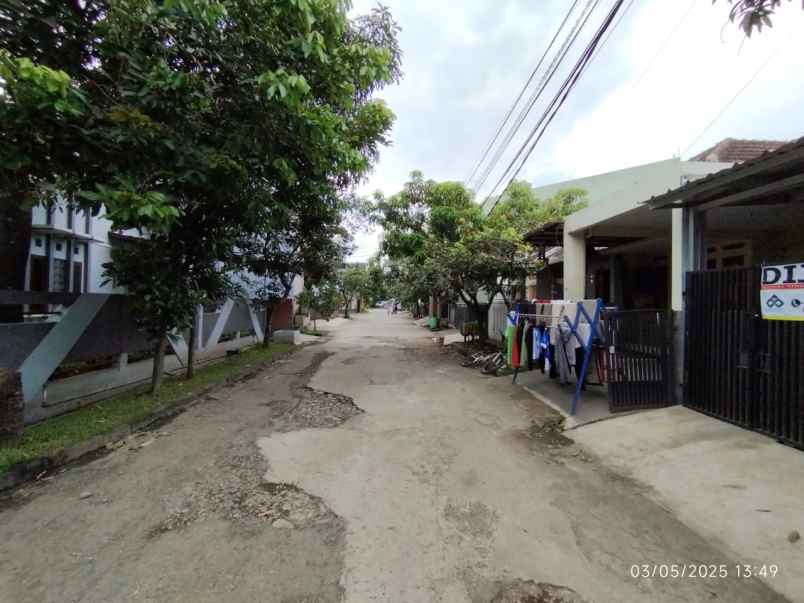 dijual rumah komplek bumi adipura