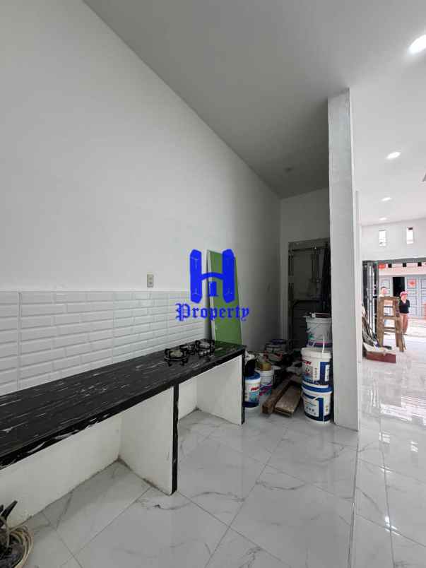 dijual rumah komplek hobbit palace