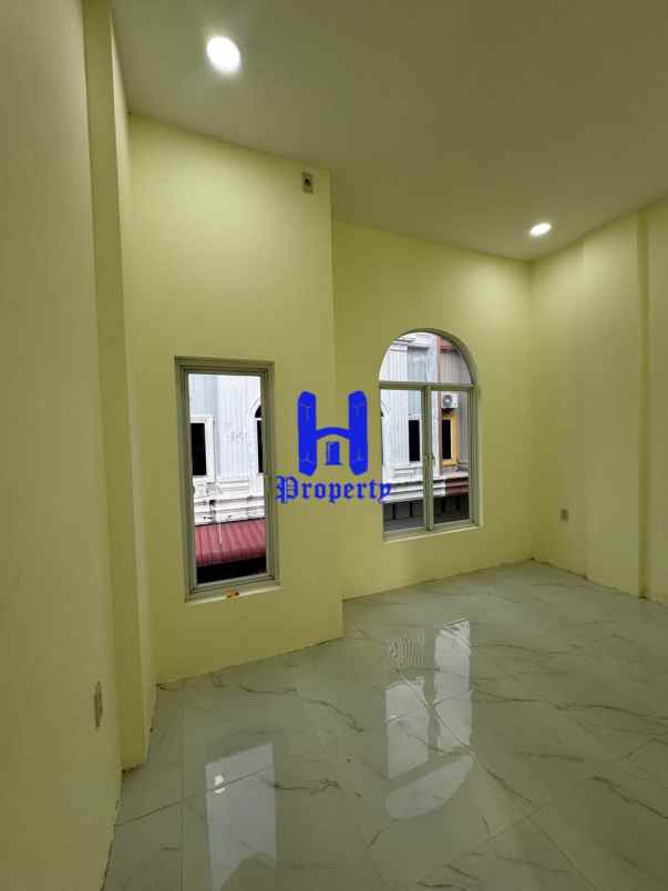 dijual rumah komplek hobbit palace