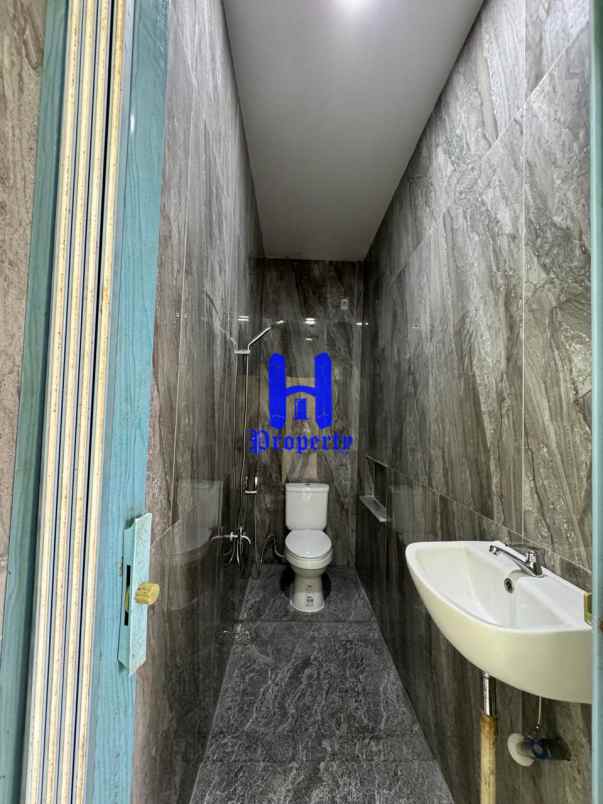 dijual rumah komplek hobbit palace