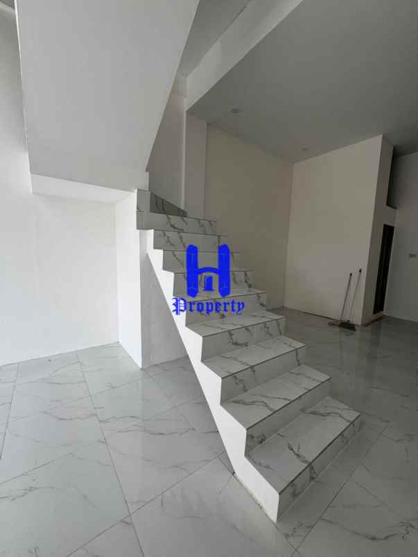 dijual rumah komplek hobbit palace