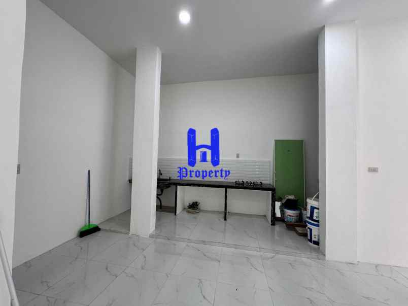 dijual rumah komplek hobbit palace