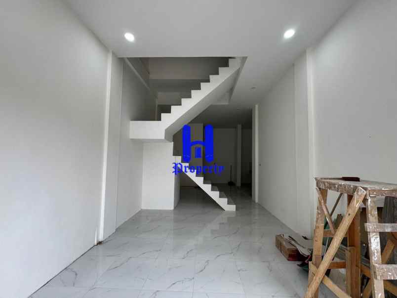 dijual rumah komplek hobbit palace