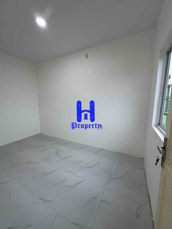 dijual rumah komplek hobbit palace