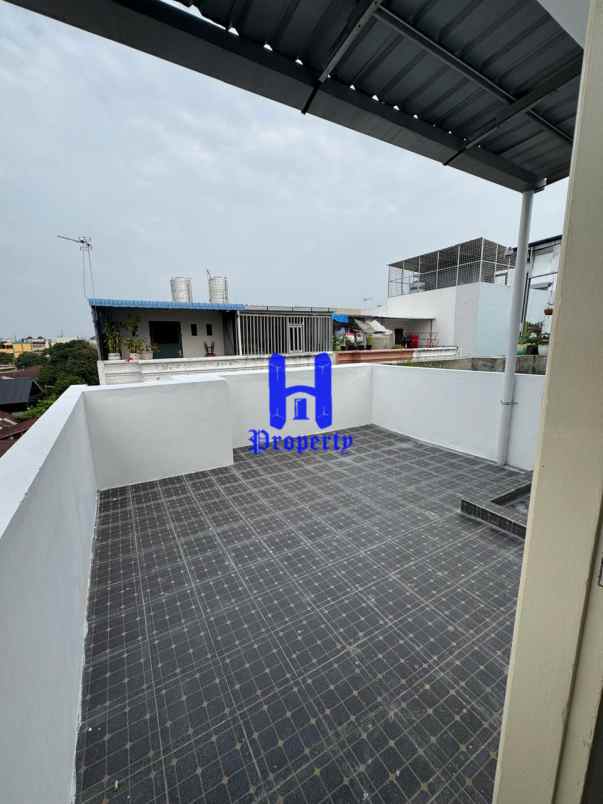 dijual rumah komplek hobbit palace