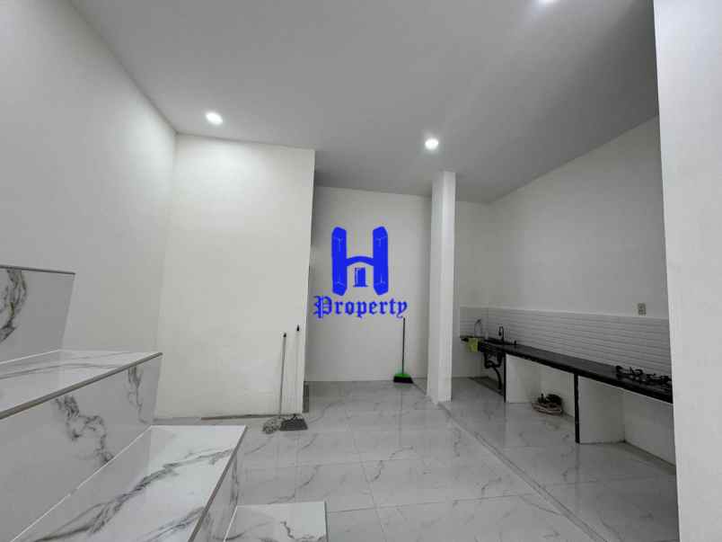 dijual rumah komplek hobbit palace