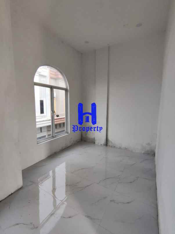 dijual rumah komplek hobbit palace