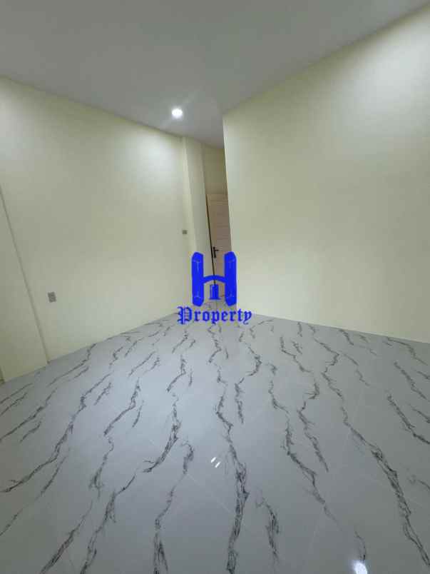 dijual rumah komplek hobbit palace