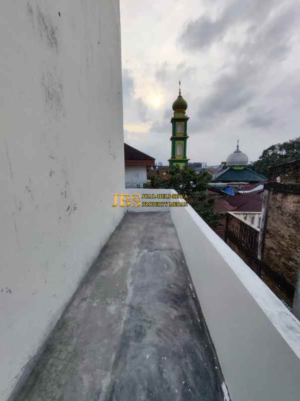 dijual rumah komplek hobbit palace