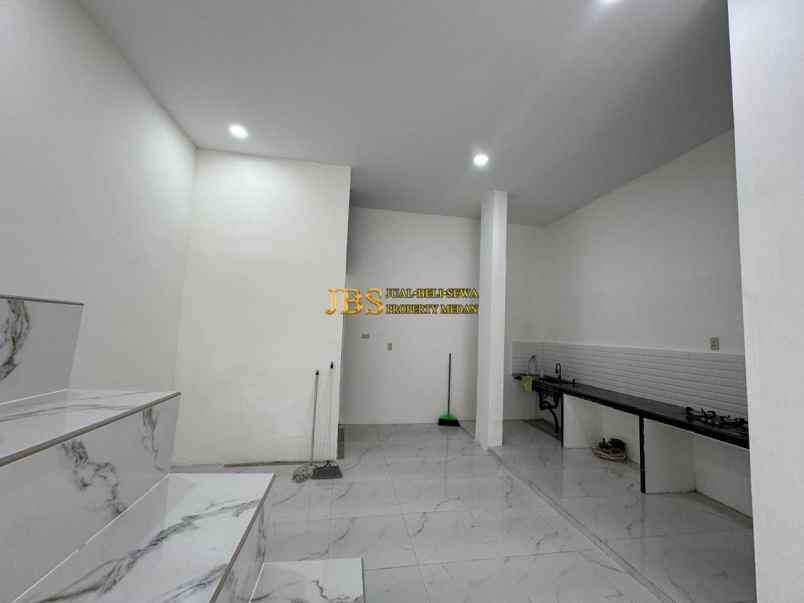 dijual rumah komplek hobbit palace