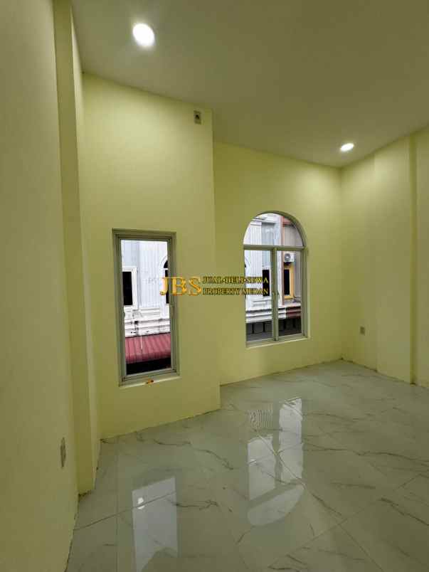 dijual rumah komplek hobbit palace