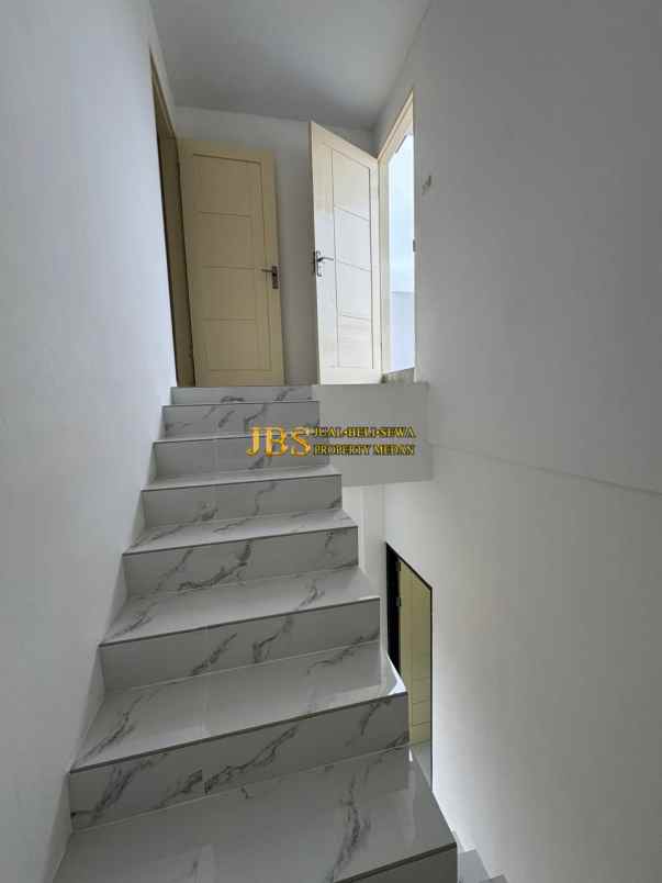 dijual rumah komplek hobbit palace