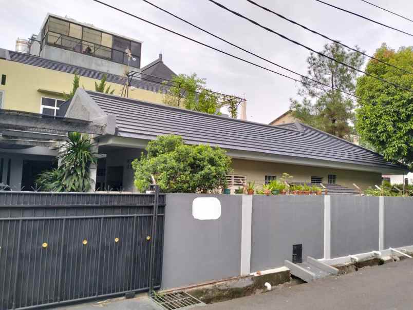 dijual rumah komplek strategis cantik