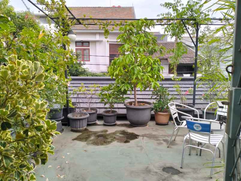 dijual rumah komplek strategis cantik