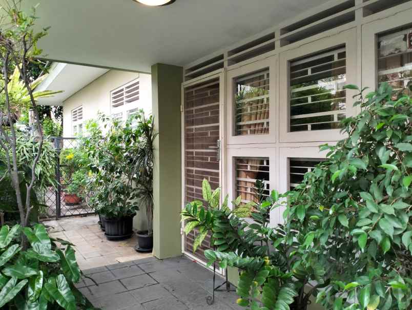 dijual rumah komplek strategis cantik