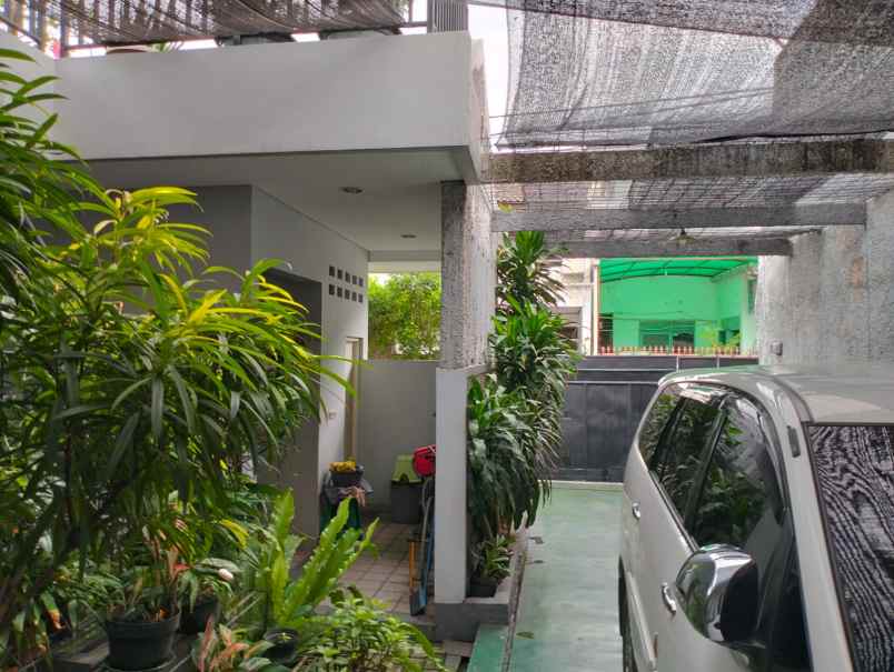 dijual rumah komplek strategis cantik
