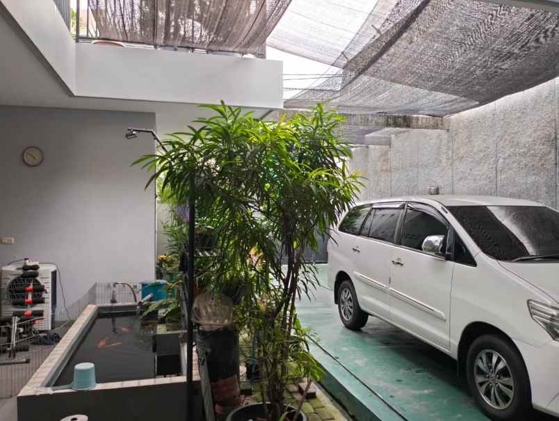 dijual rumah komplek strategis cantik