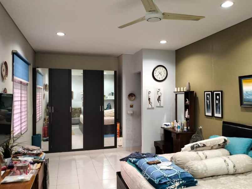 dijual rumah komplek strategis cantik