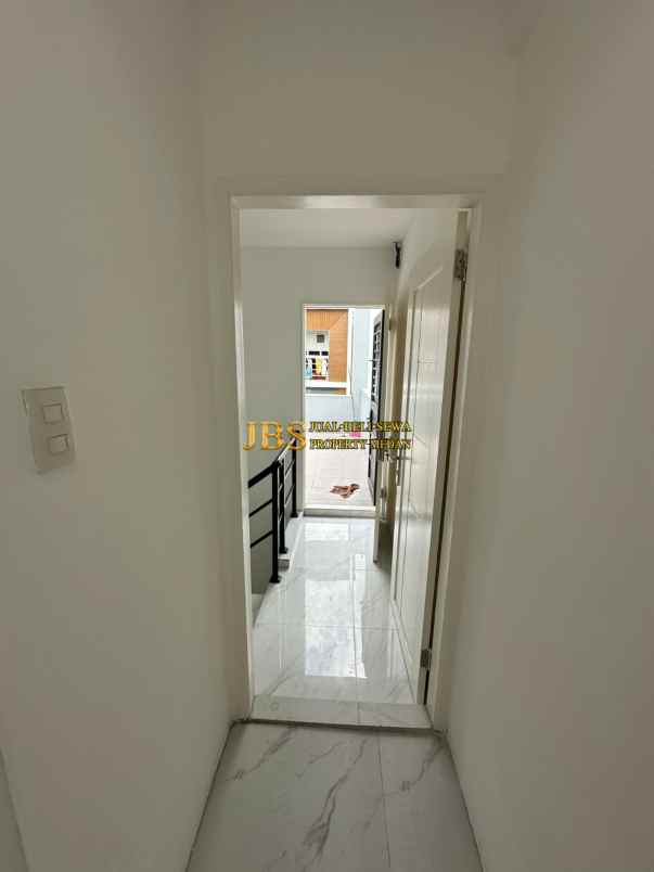 dijual rumah komplek the penthouse