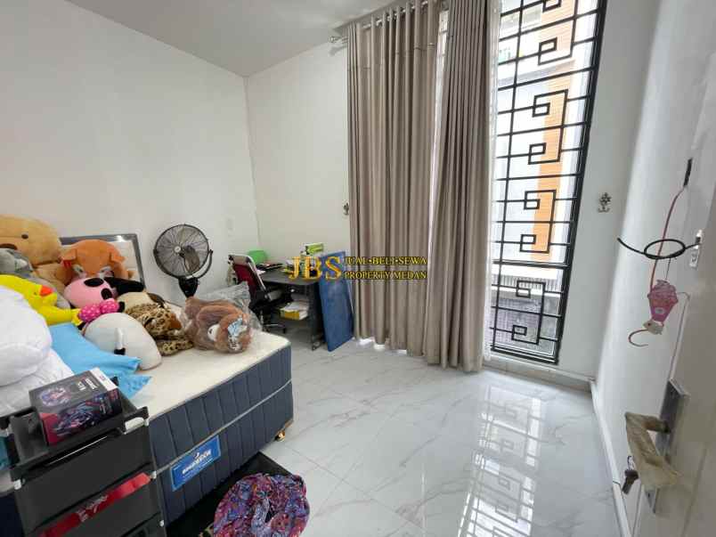 dijual rumah komplek the penthouse