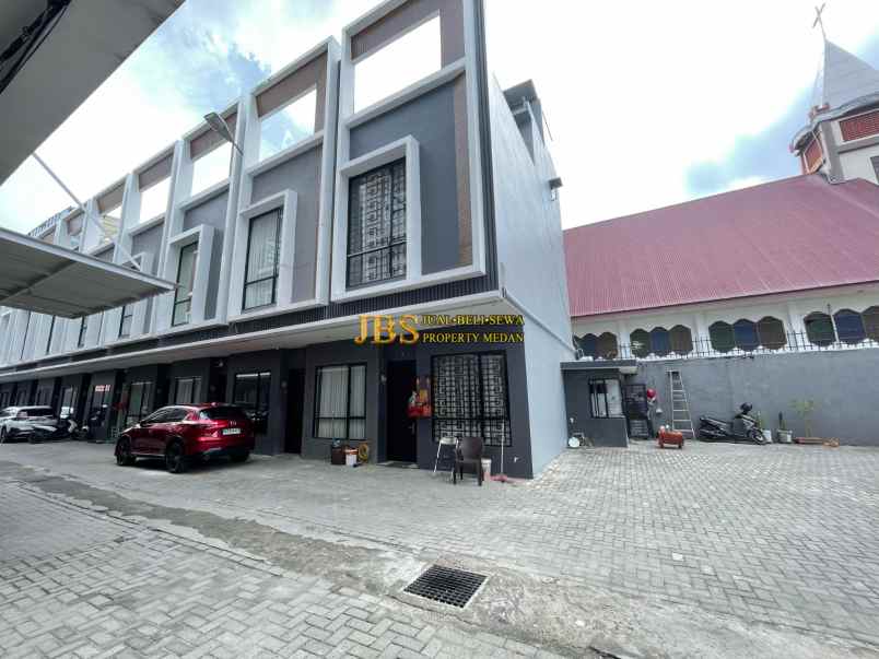 dijual rumah komplek the penthouse